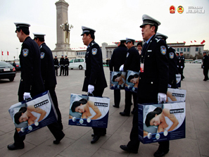 兩會執(zhí)勤民警獲贈埃迪蒙托枕頭