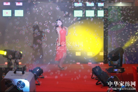 ���˾ӼҼ��ﶬ��Ʒ�l(f��)����(hu��)�A�M��Ļ