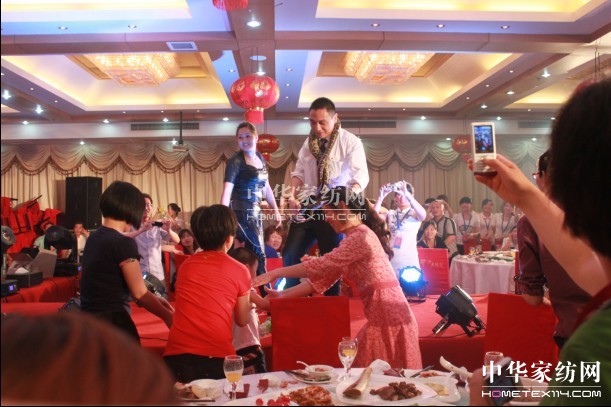 ���˾ӼҼ��ﶬ��Ʒ�l(f��)����(hu��)�A�M��Ļ