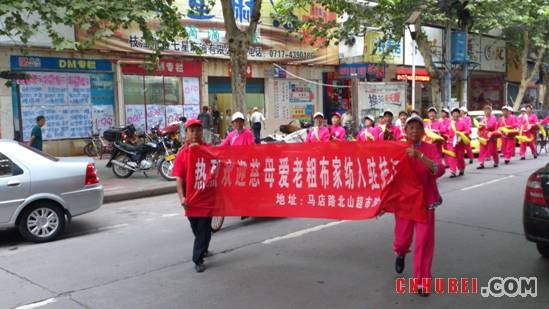 ��ĸ��(��i)�Ҽ�֦����(zhu��n)�u(m��i)��ʢ�b�_(k��i)�I(y��)