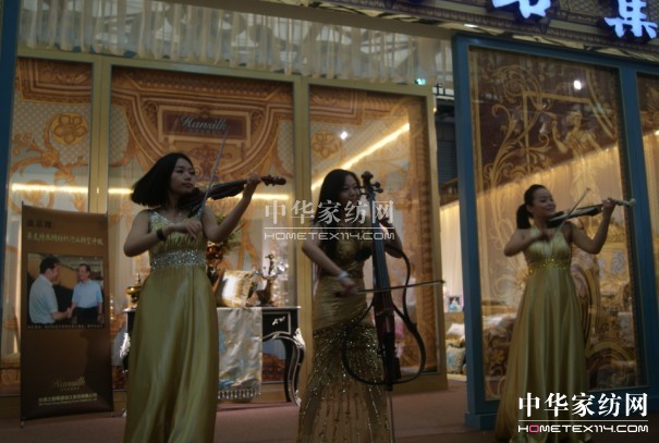 �Ҽ�չ������Ů+С��������