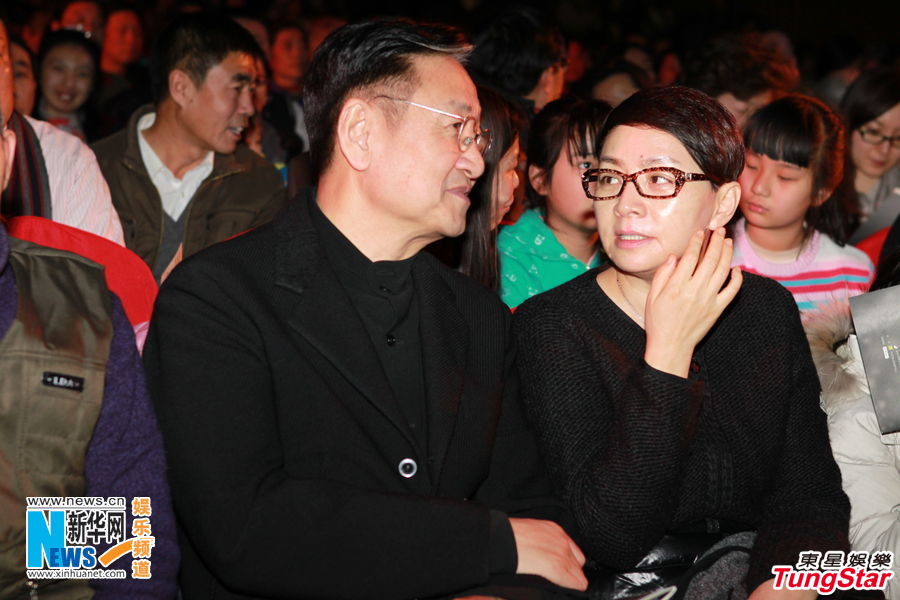 鄧婕攜愛女捧場成方圓個(gè)唱