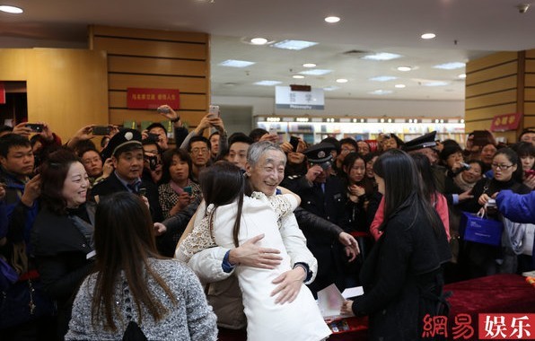 伊能靜新書簽售會熱擁爺爺粉絲