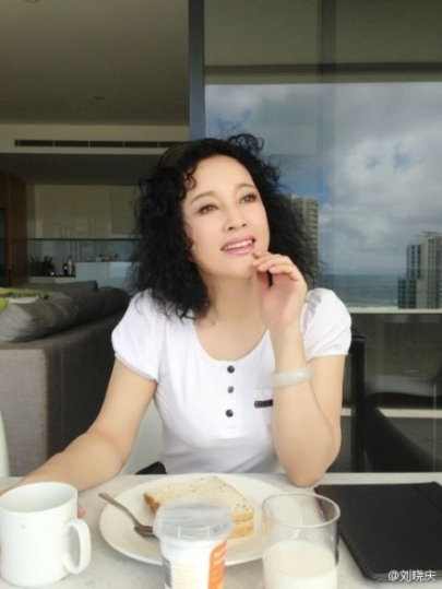 劉曉慶仰望天空 身材傲人膚質(zhì)光滑