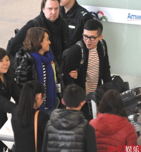 朱丹挽神秘男現(xiàn)身機(jī)場(chǎng)疑有新戀情