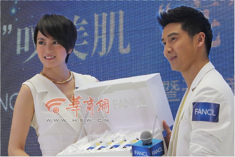 梁詠琪西安撈金皮膚白皙美麗