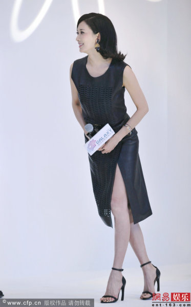 林志玲亮相活動(dòng)秀美腿與男子擁抱