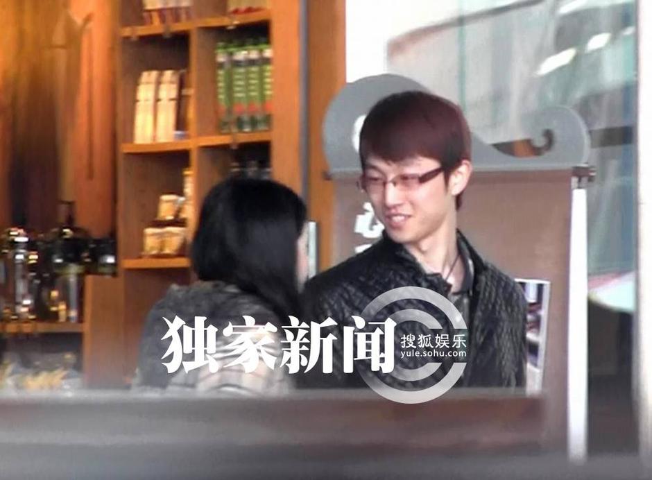 小陶虹榮升"首席導(dǎo)演太太"一身品牌