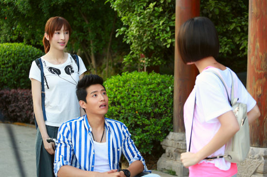 張儷拍戲搞笑兩不誤 成片場(chǎng)人氣王