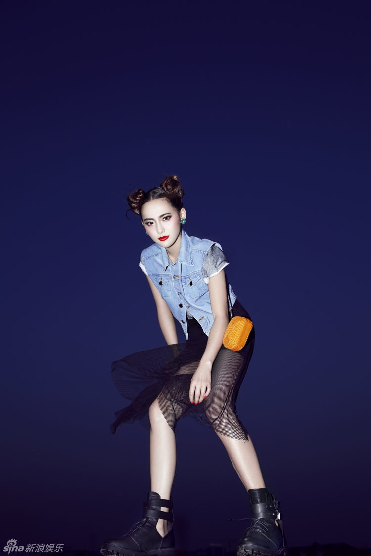 張嘉倪拍寫真百變?cè)煨蛷垞P(yáng)夏日熱情