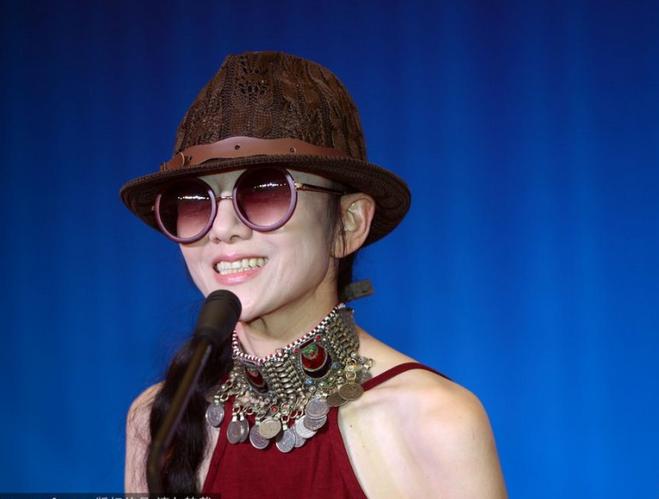 楊麗萍出席活動(dòng)長(zhǎng)指甲似“梅超風(fēng)”