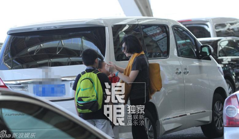 琳攜兩子出游 兒子爭(zhēng)推行李