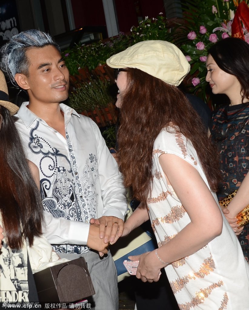 周海媚扮嫩捧場(chǎng)陳龍表演 玉女變大嬸