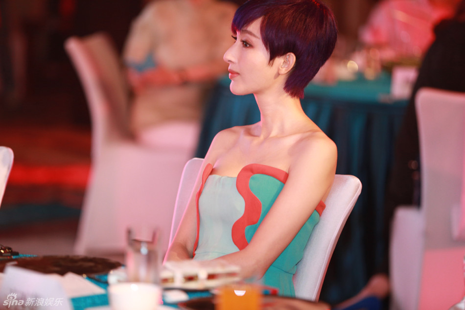 張儷抹胸連體褲亮相時(shí)尚活動(dòng)