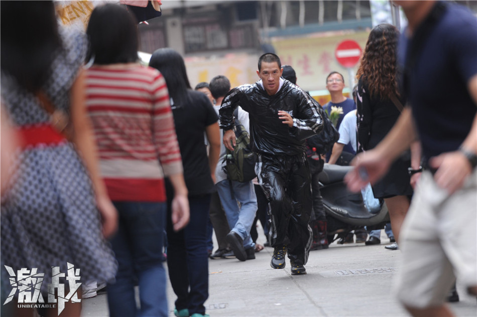 "激戰(zhàn)"曝張家輝訓(xùn)練照海邊扛油桶石墩