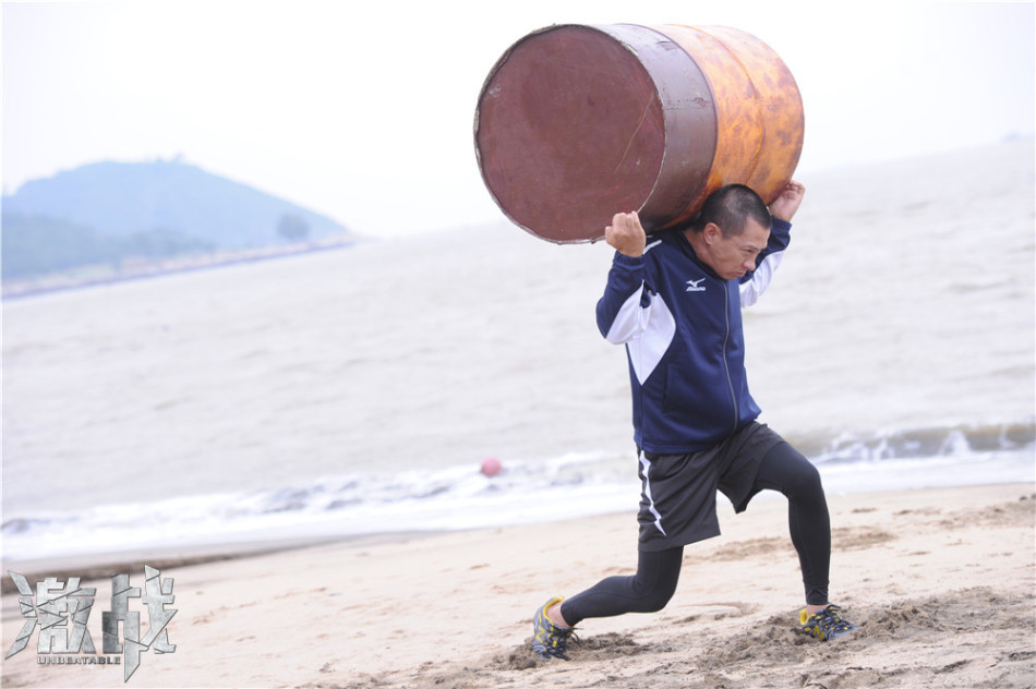 "激戰(zhàn)"曝張家輝訓(xùn)練照海邊扛油桶石墩