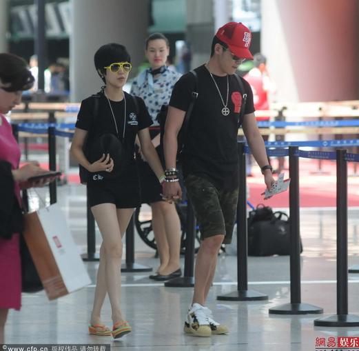 陸毅鮑蕾穿情侶裝現(xiàn)身機場