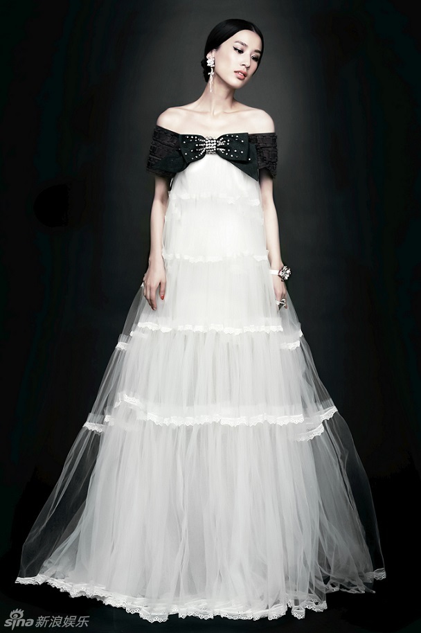 �Sʥ���r�з��惞(y��u)�ŏ�(f��)���@Ů�˱�ɫ