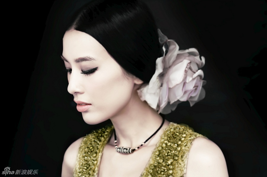 �Sʥ���r�з��惞(y��u)�ŏ�(f��)���@Ů�˱�ɫ