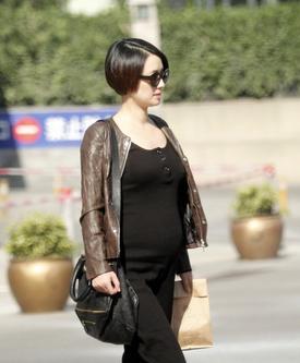 馬伊琍挺大肚獨(dú)自上街