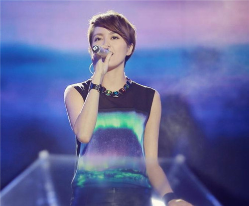 梁詠琪黑衣皮褲酷勁十足