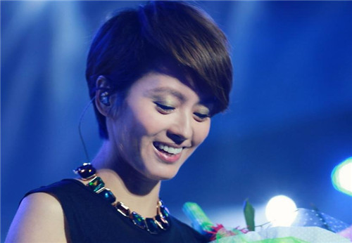 梁詠琪黑衣皮褲酷勁十足