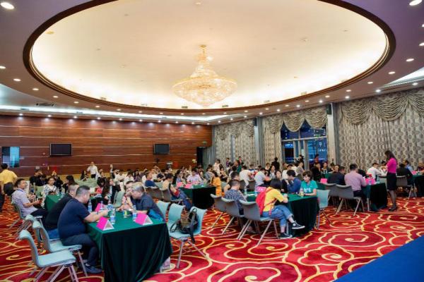 ���ڶYƷ�Ҿ�չ����ʢ��Ļȫ�̸������c(di��n)����