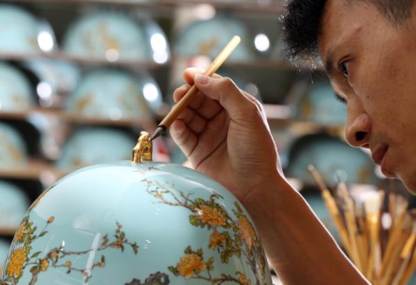 ���ڶYƷ�Ҿ�չ����ʢ��Ļȫ�̸������c(di��n)����