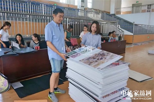 �ư���һ��ɫˇ�p�^�Į��������ں�������չ�_����