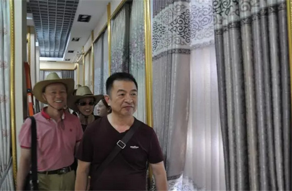 �ຼ�Ҽ�������һ��һ·�����M(j��n)�½�֮������˹վ