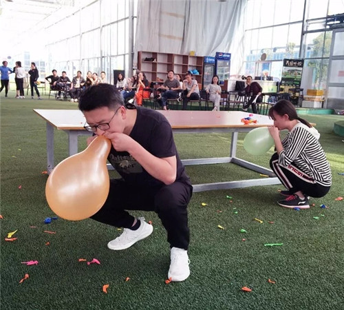 �Pʢ����F(tu��n)�����(d��ng)�O��(zh��n)�澳���ƵZͬ�У�