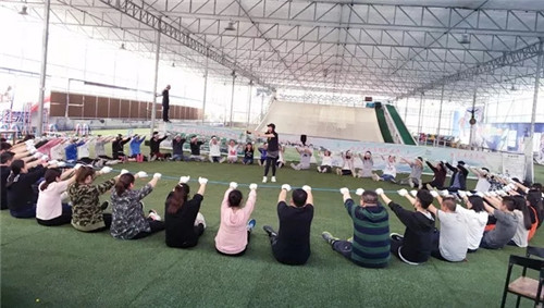 �Pʢ����F(tu��n)�����(d��ng)�O��(zh��n)�澳���ƵZͬ�У�