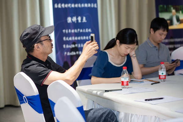 ��������r�����h�r��δ���l(f��)չ�����}Փ���ں��ݽz�IС�(zh��n)�e��